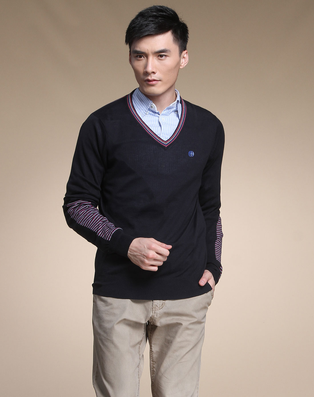 藏<em>青色大</em>V领<em>毛衣</em>里面<em>配什么</em>颜色的衣服-请问藏