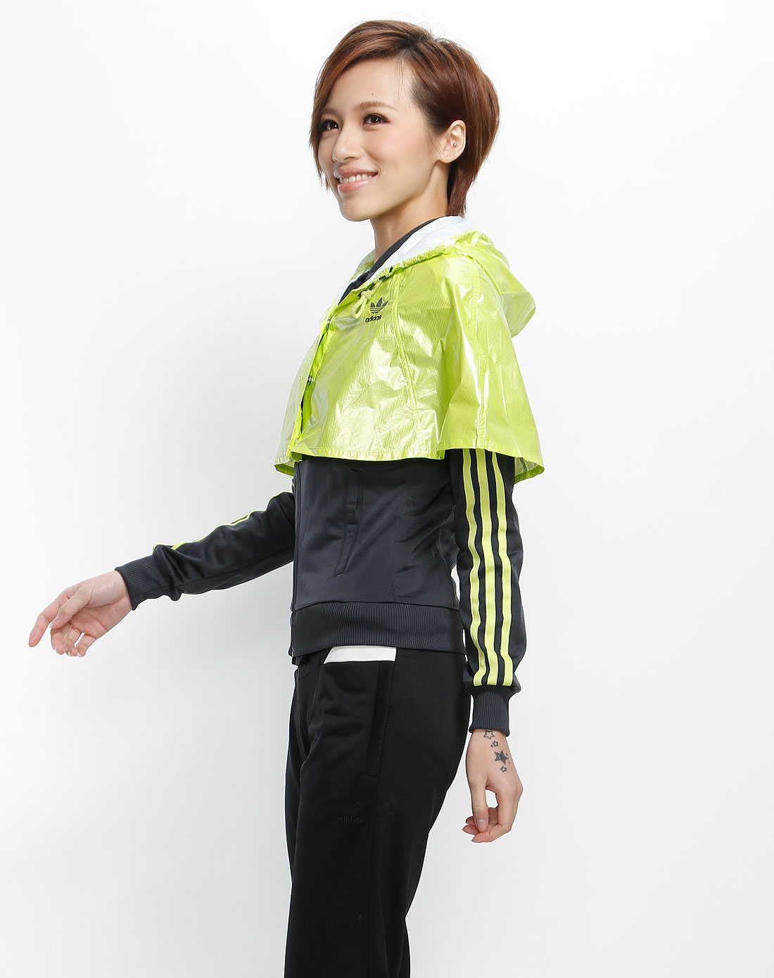阿迪达斯adidas-女装专场三叶草 女款荧光绿斗篷 黑色外套(两件套)