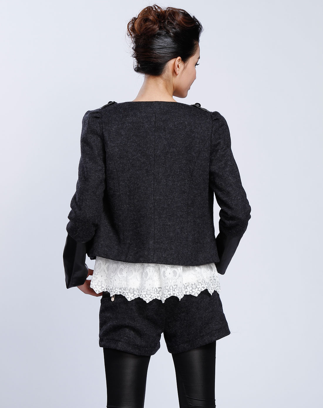 黑色长袖外套配短裤套装