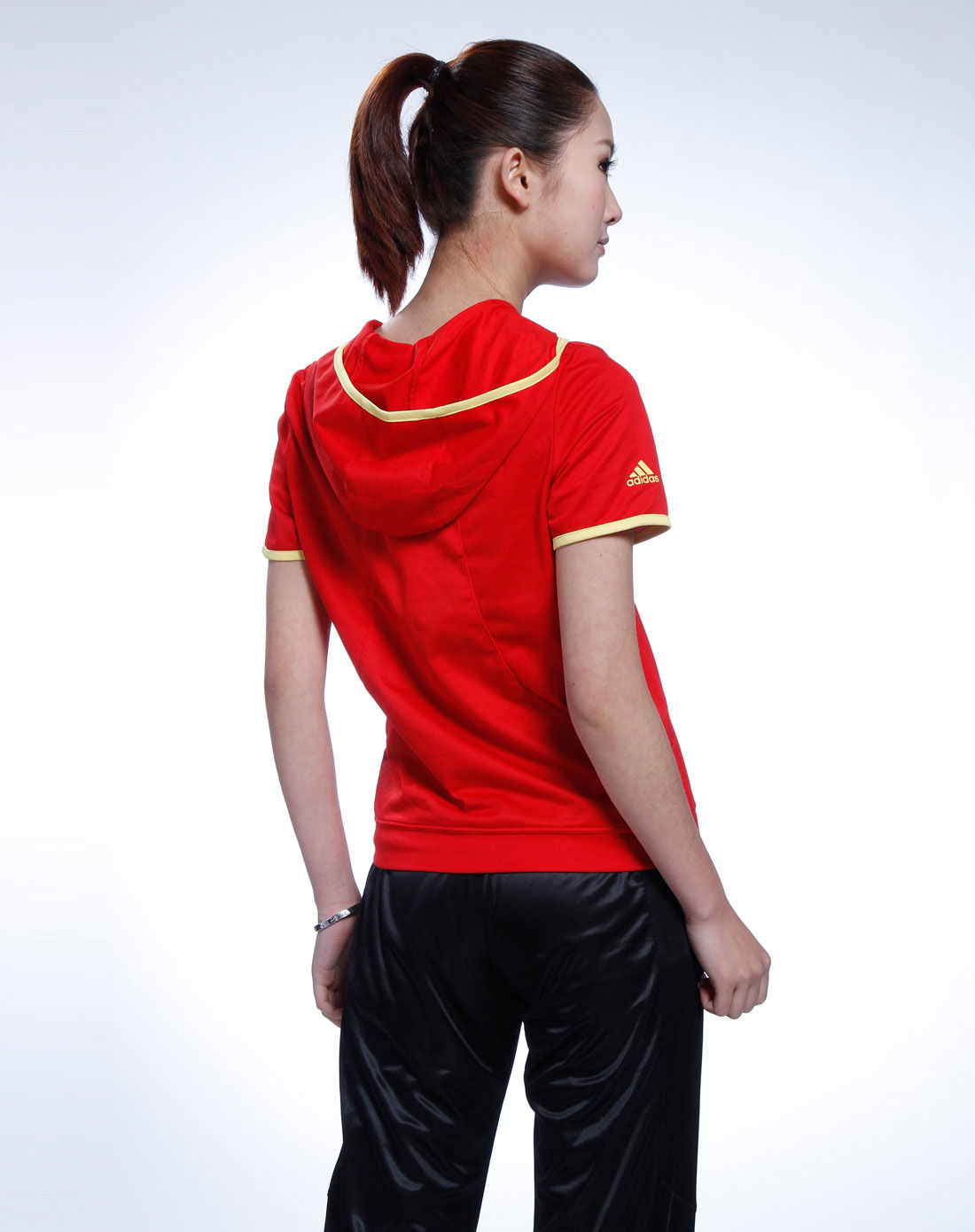 阿迪达斯adidas女装女款红色连帽短袖t恤