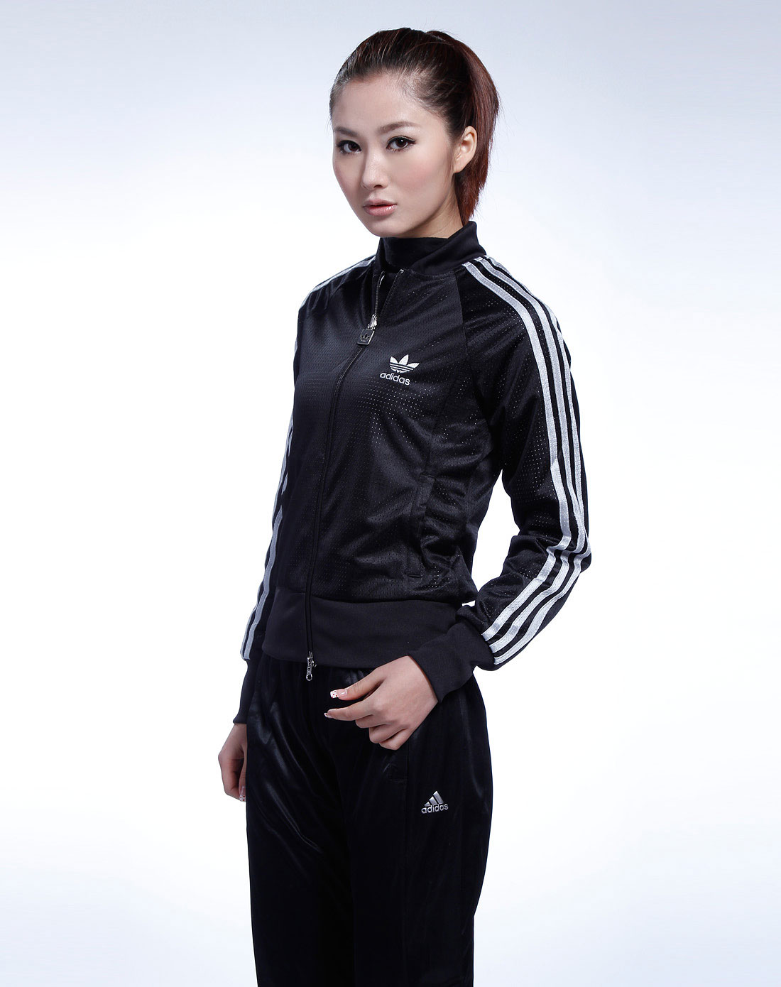 阿迪达斯adidas<em>女装三叶草</em>