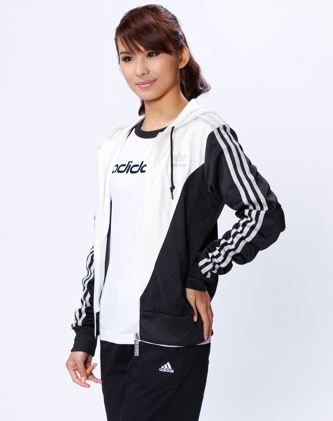 <em>阿迪达斯adidas女款</em>米白/<em>黑色</em>连帽长袖<em>外套</em>60