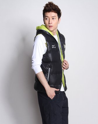 <em>鸿星尔克</em>ERKE<em>男款</em>黑色/果绿色时尚连帽<em>运动</em>马