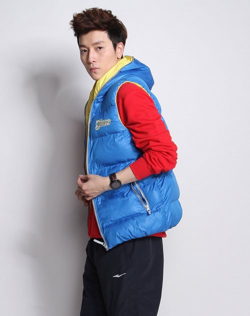 <em>鸿星尔克</em>ERKE<em>男款</em>彩蓝/金黄色时尚连帽<em>运动</em>马