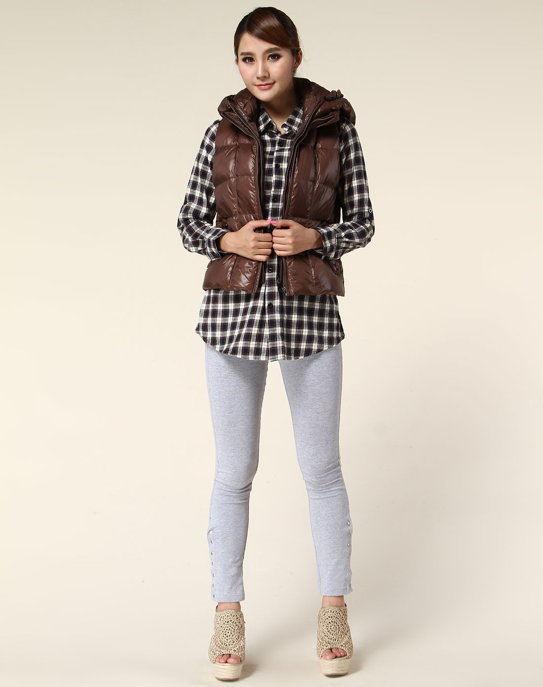 ARRIO深<em>咖啡色</em>连帽拉链<em>羽绒马甲</em>L2402-78_唯