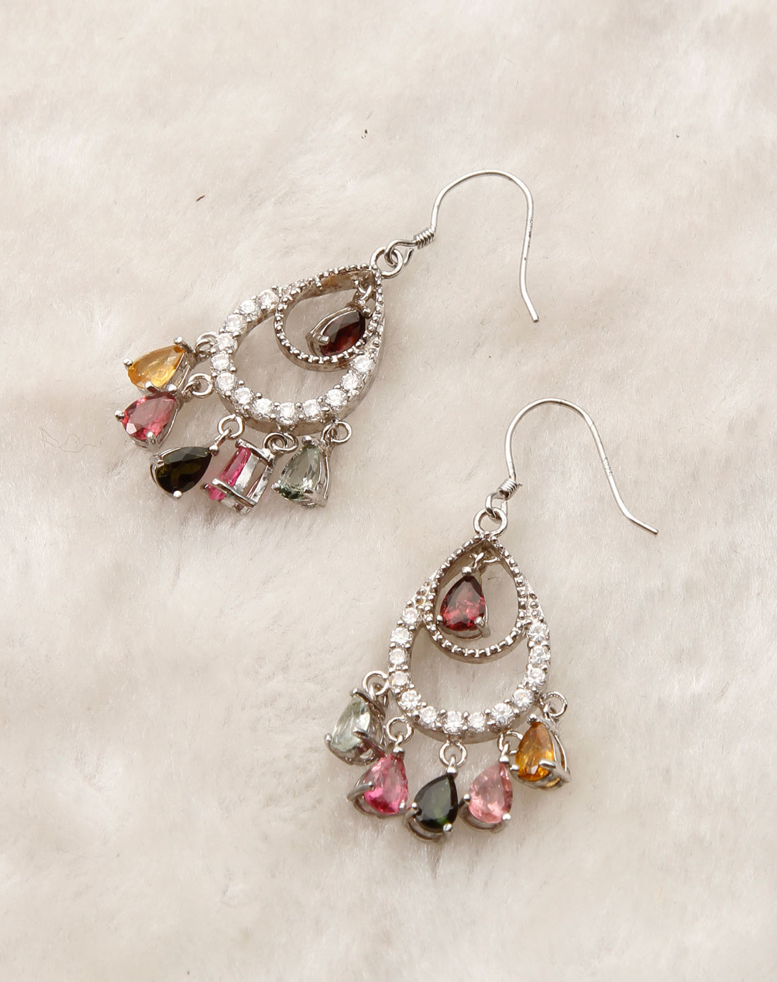 伟德bv1946官网凯旋新世界携手南方珠宝艺术联展 共绘高端生活美学新篇