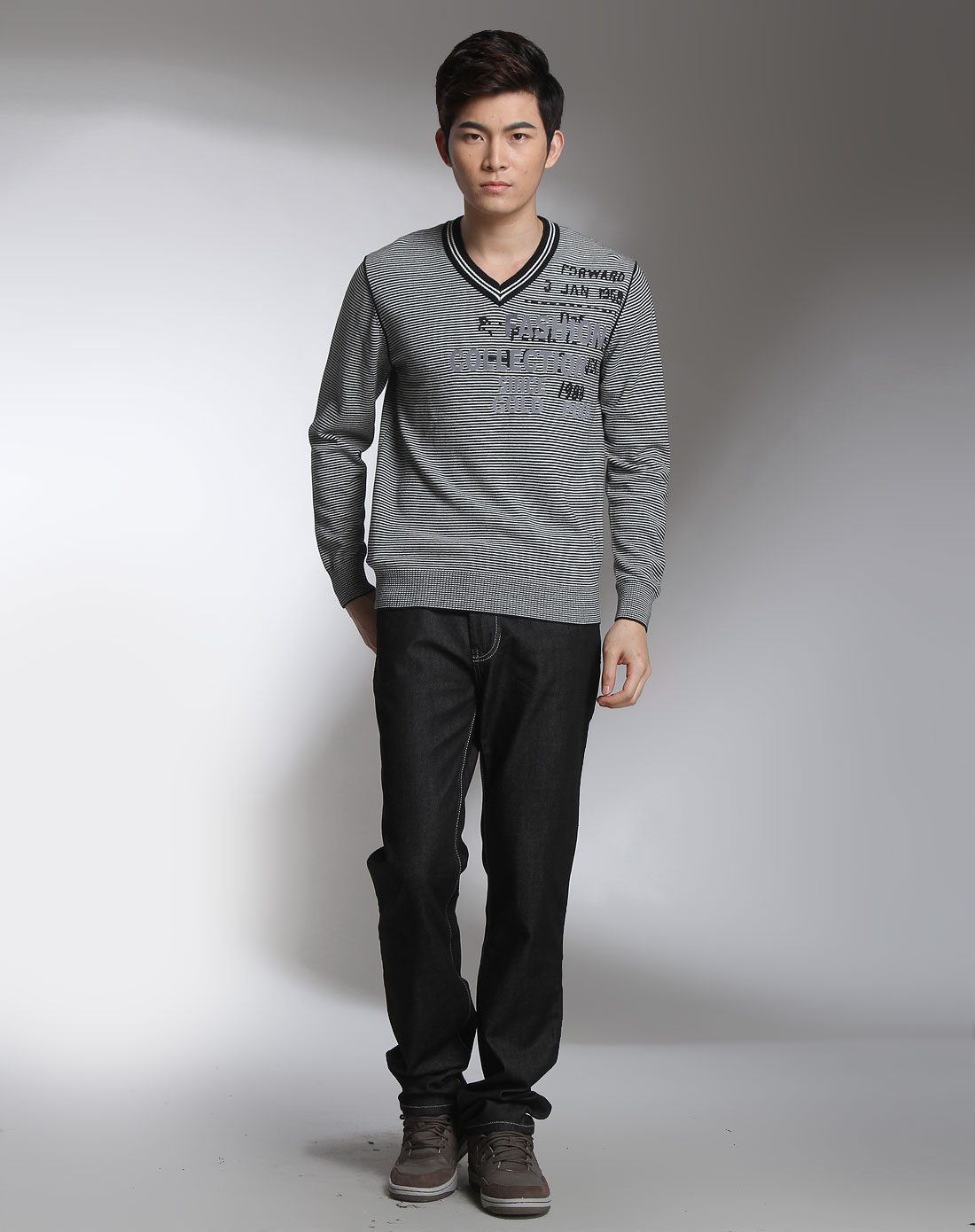 高尔普GOLDPOOL黑/<em>白色V领</em>细<em>条纹</em>长袖<em>毛衣</em>