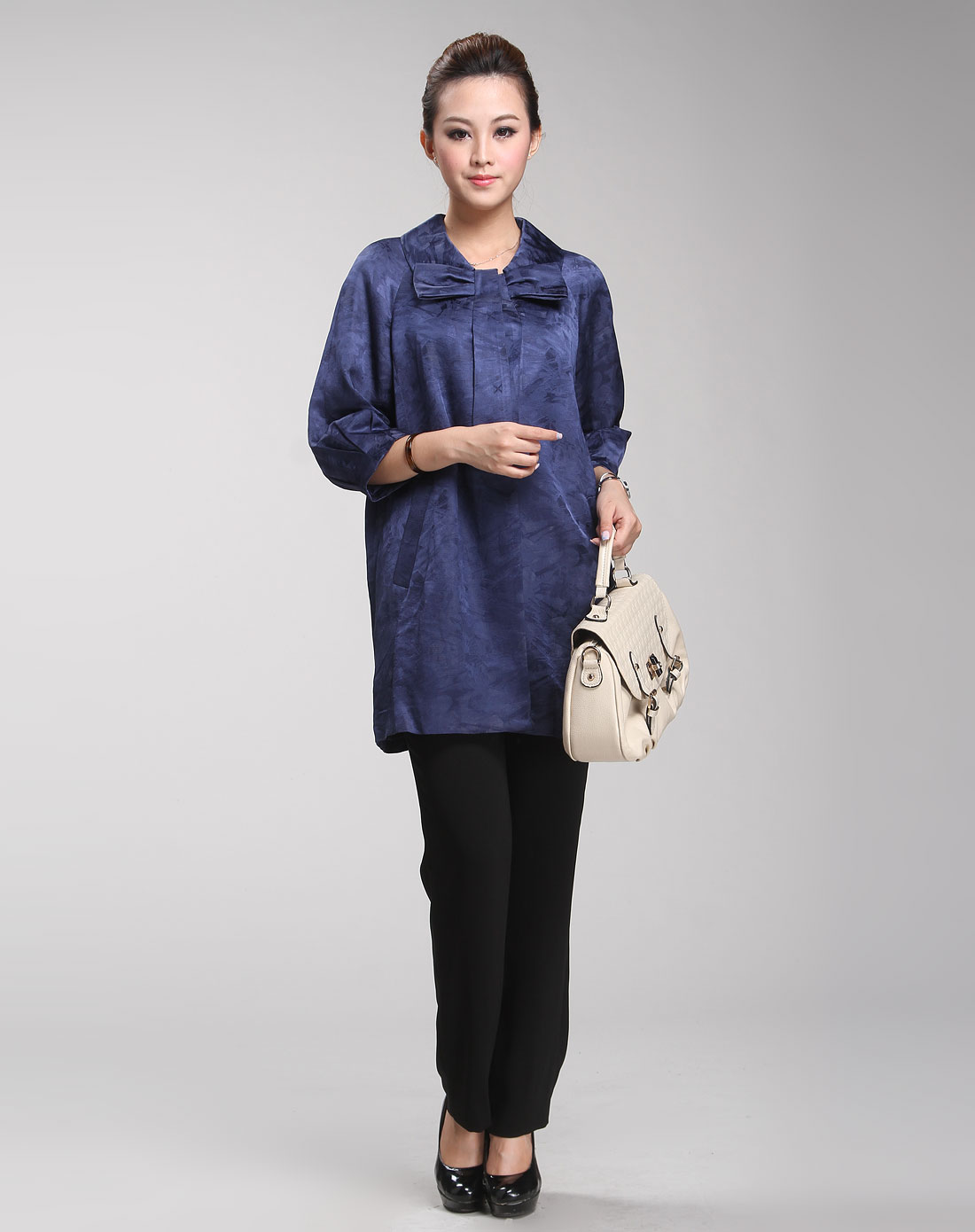 <em>凯撒</em>KAISER男<em>女装</em>女款蓝色印纹七分袖风衣K