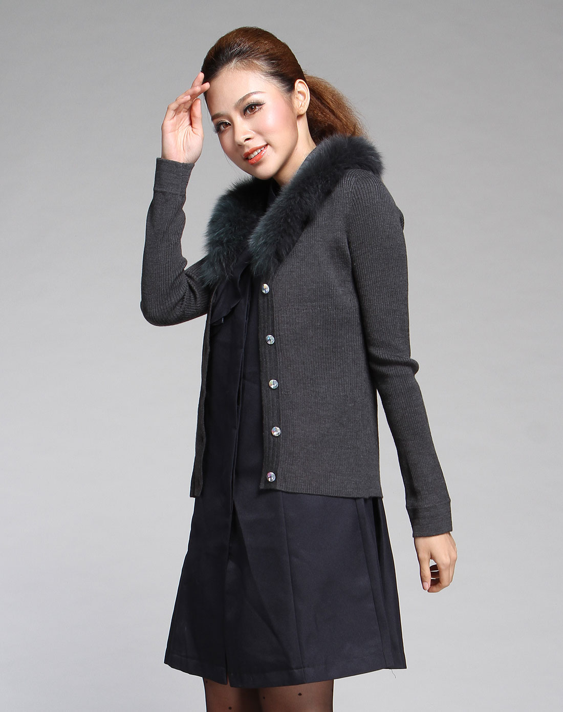 ELLE女款深灰色带<em>毛领时尚</em>长袖<em>毛衣外套</em>0D2