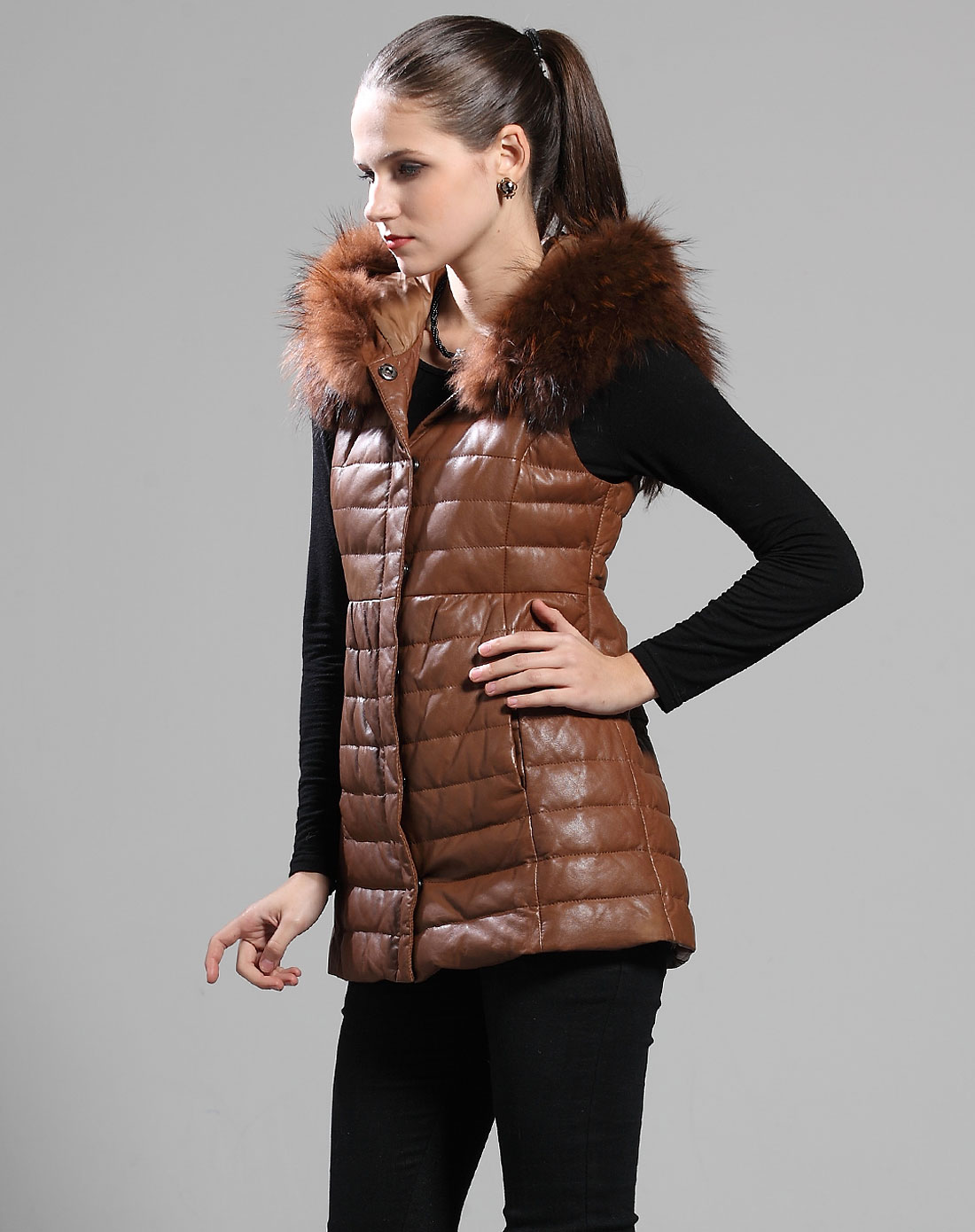 黛芙瑞利女款深棕绵羊皮<em>长款羽绒马夹</em>皮衣E2
