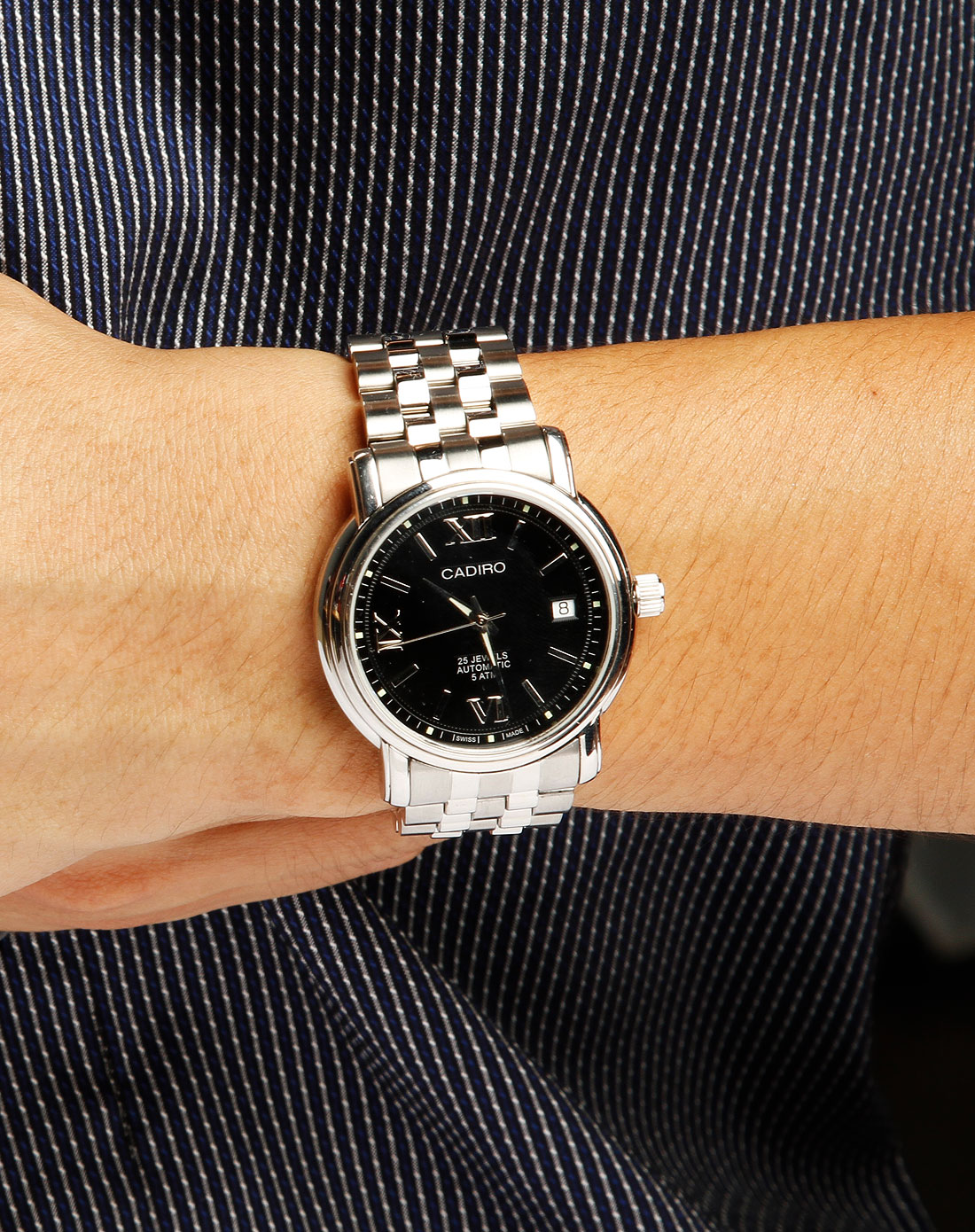 拍摄手表都有哪些技巧啊?银色钢带表面的手表