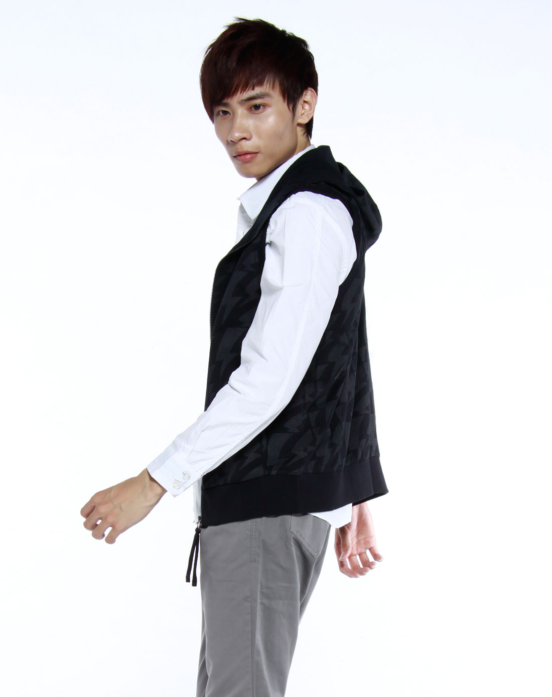 森马-男装黑色印纹时尚连帽马甲