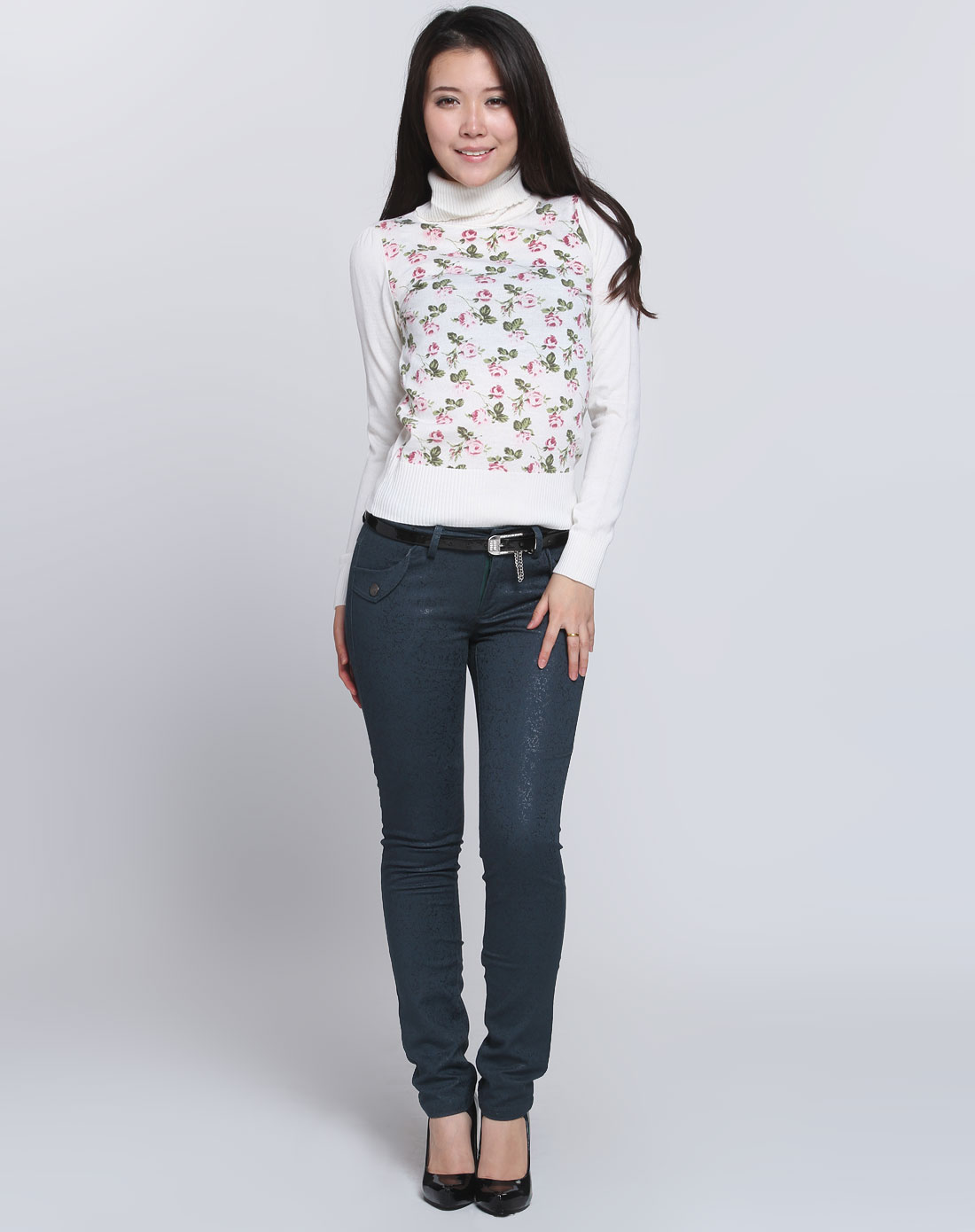 <em>女款</em>漂白色印花<em>高领</em>长袖<em>毛衣</em>