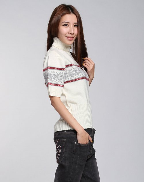 <em>白色高领毛衣</em>女加
