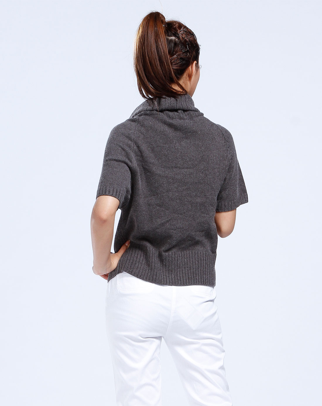 女款深灰色高领短袖毛衣