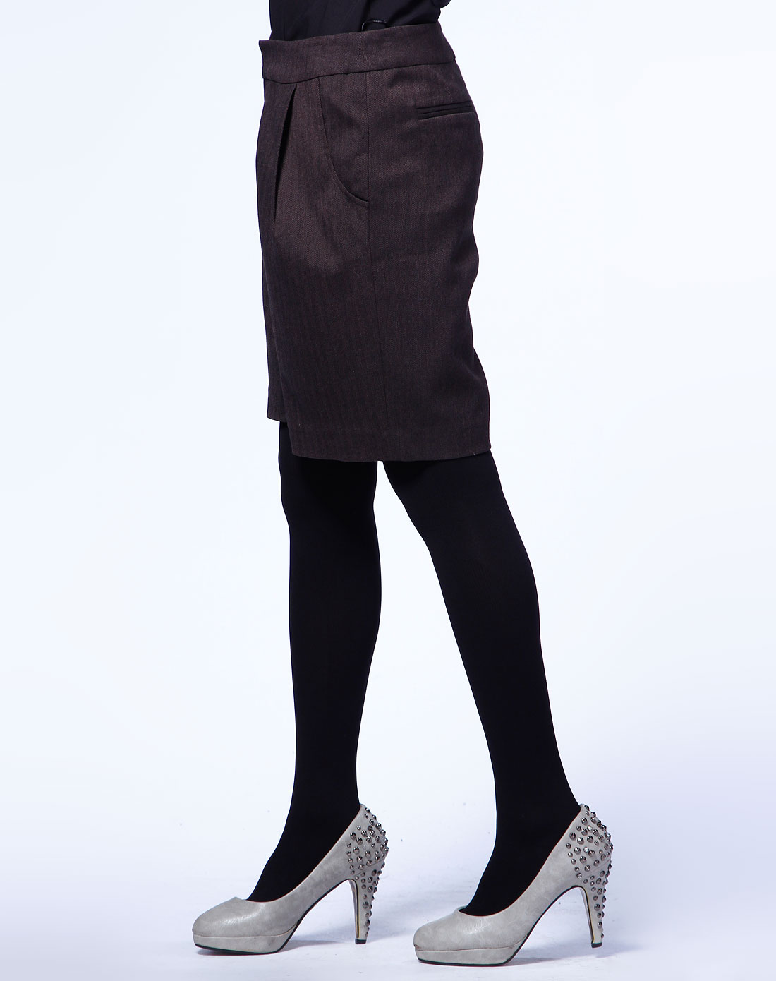 深咖啡色竖纹短裤