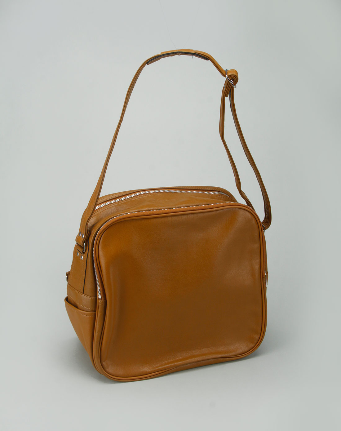 厦门站派出所民警助力大学生寻回丢掉背包