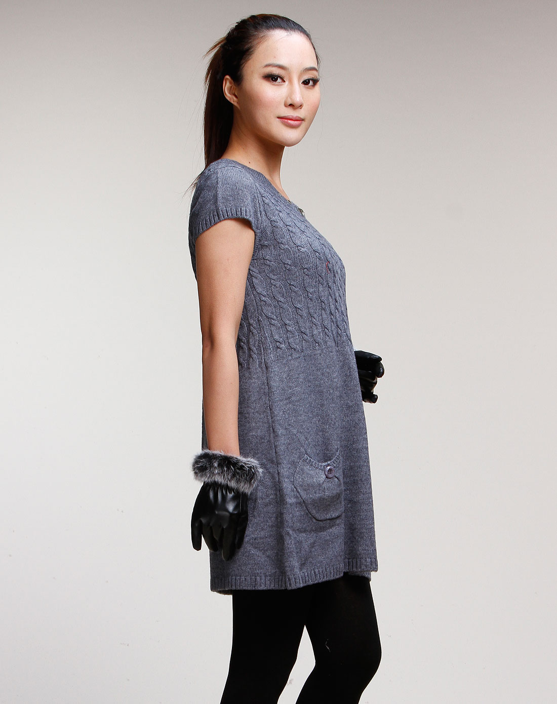 鹿王羊绒女装专场中灰色圆领钉珠短袖毛衣