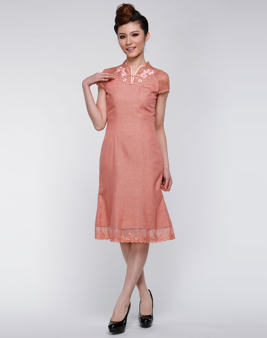 龙笛londee豆沙色绣花短袖连衣裙