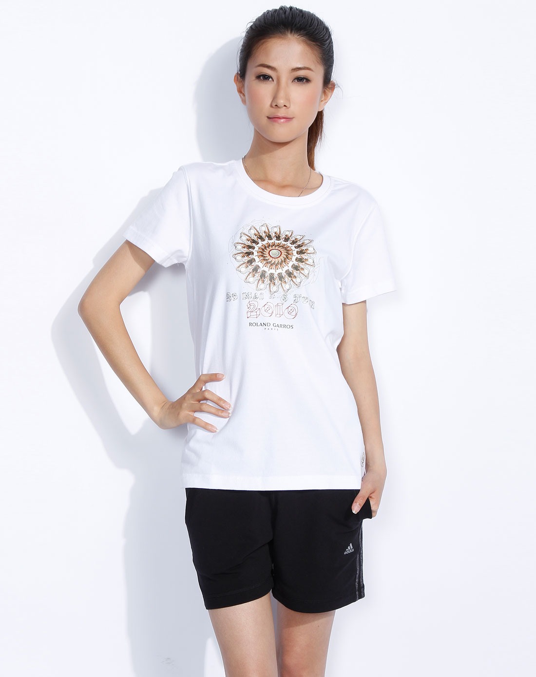 adidas女款白色烫印人像短袖t恤