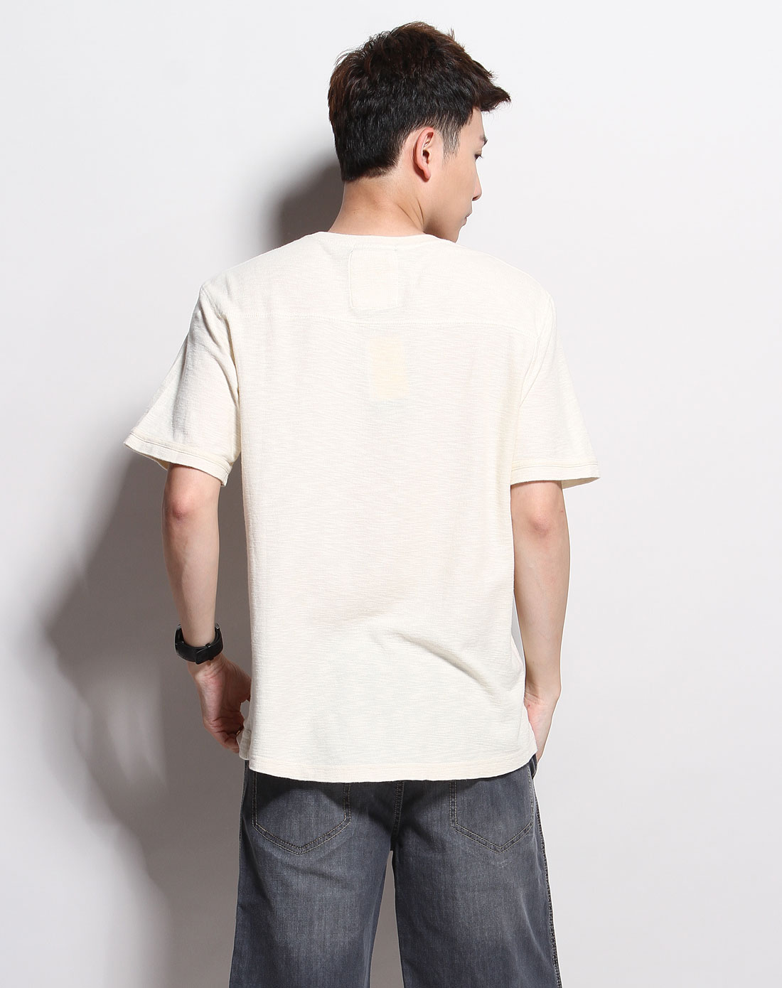 米色短袖圆领t恤