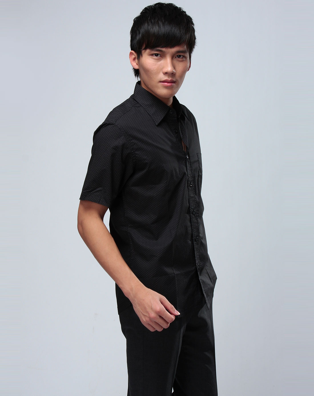 黑色短袖衬衫