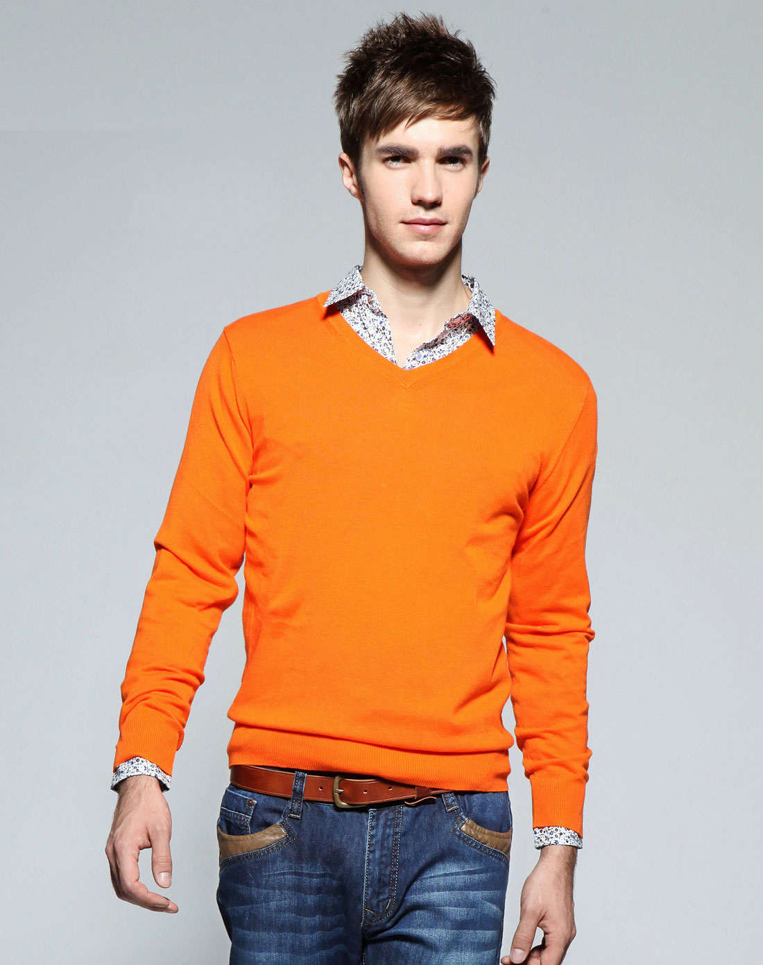 简时尚品justyle 男款橘色舒适v领长袖针织衫
