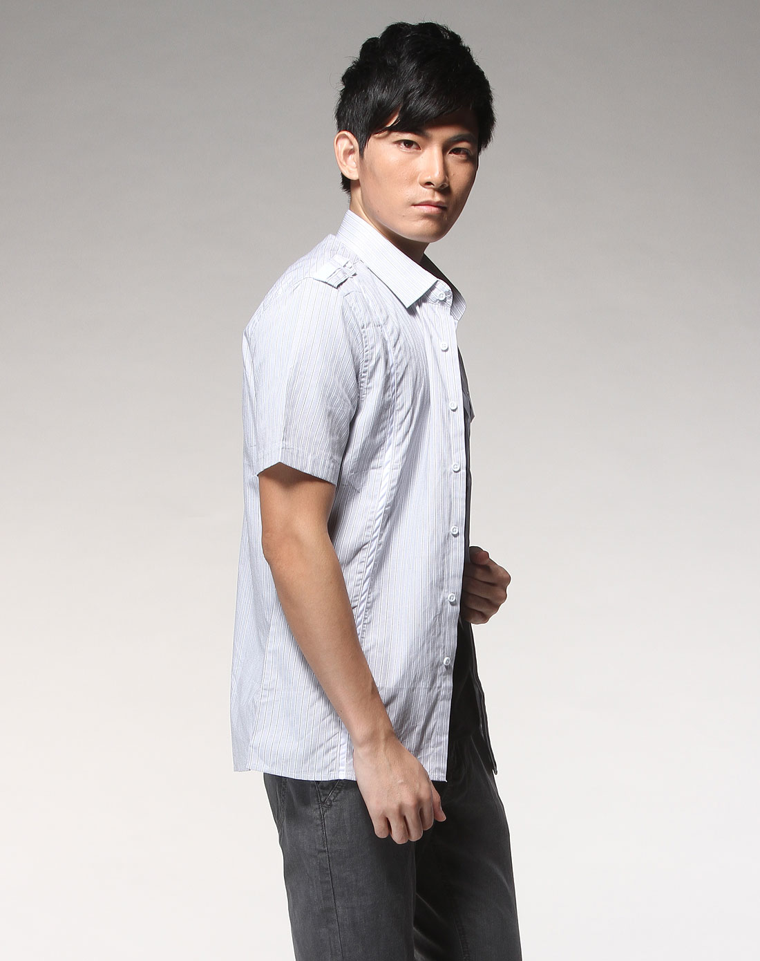 黑白色条纹短袖衬衫