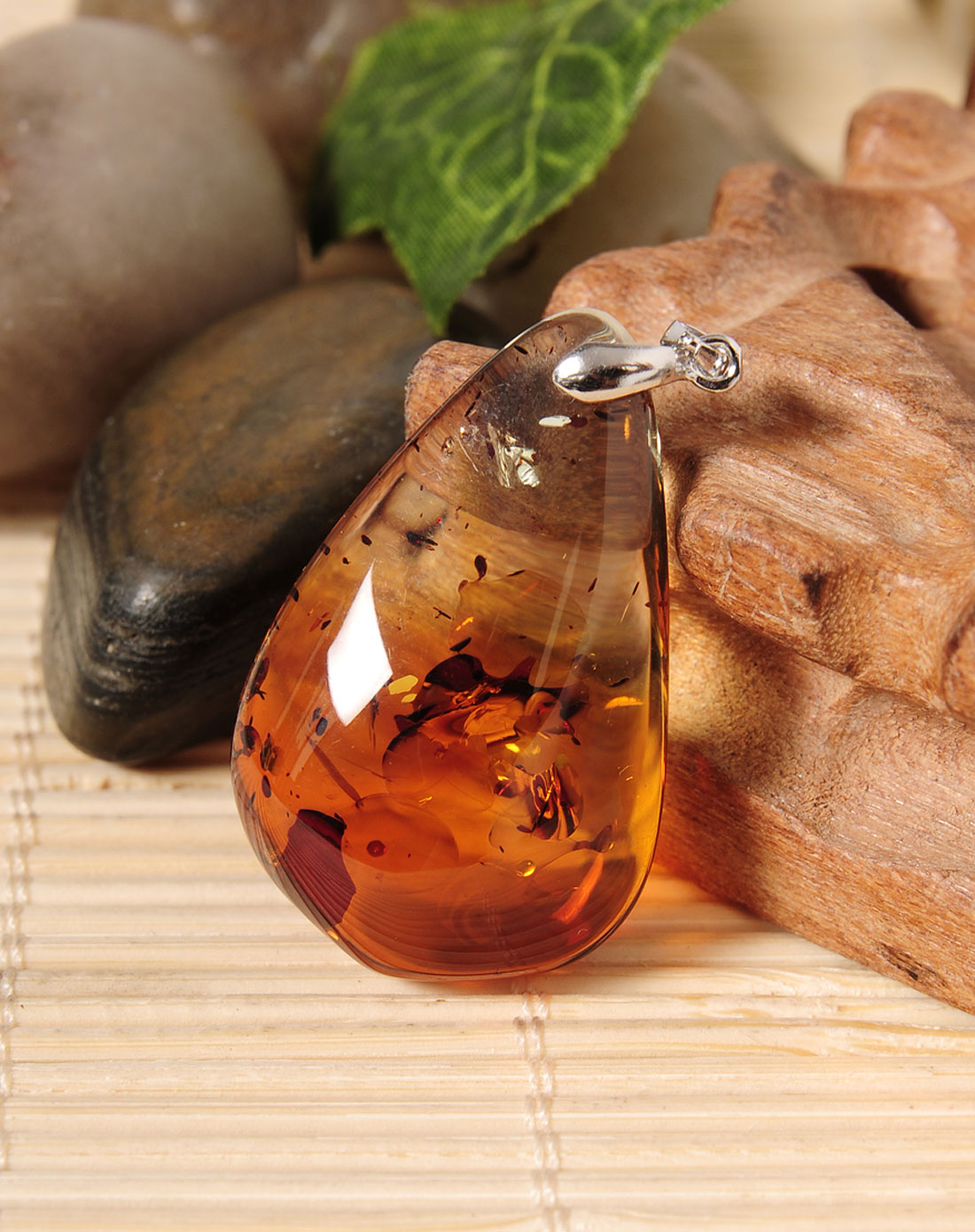 天女散花天然琥珀红花珀水滴吊坠(附珠宝鉴定证书)