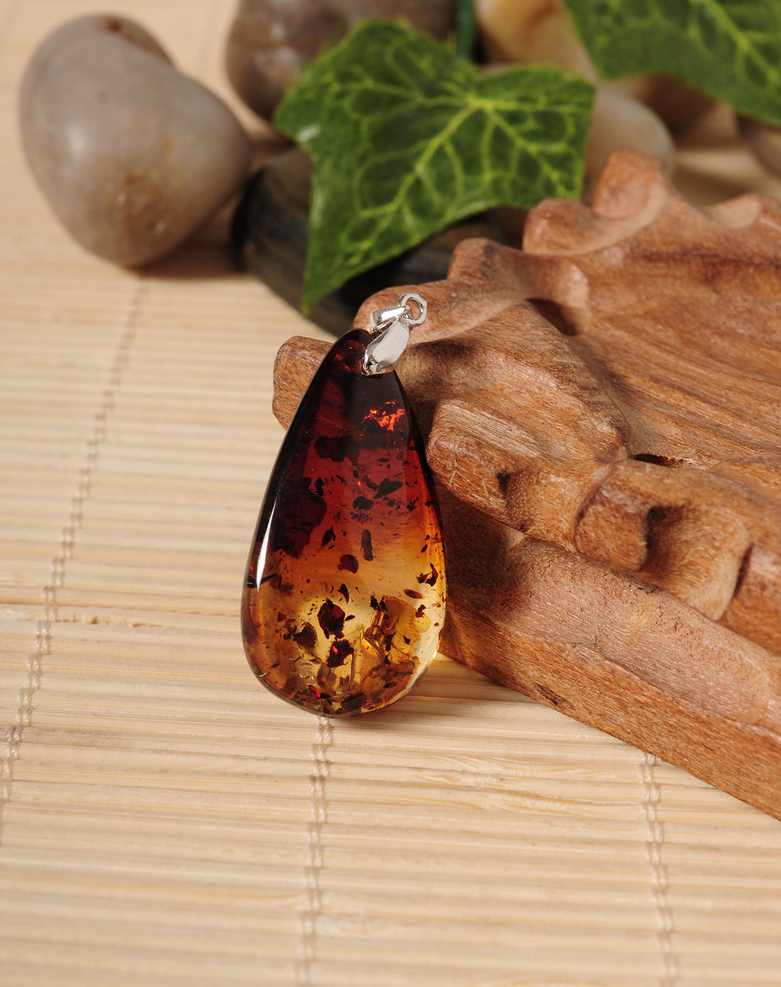 天女散花天然琥珀红花珀水滴吊坠(附珠宝鉴定证书)