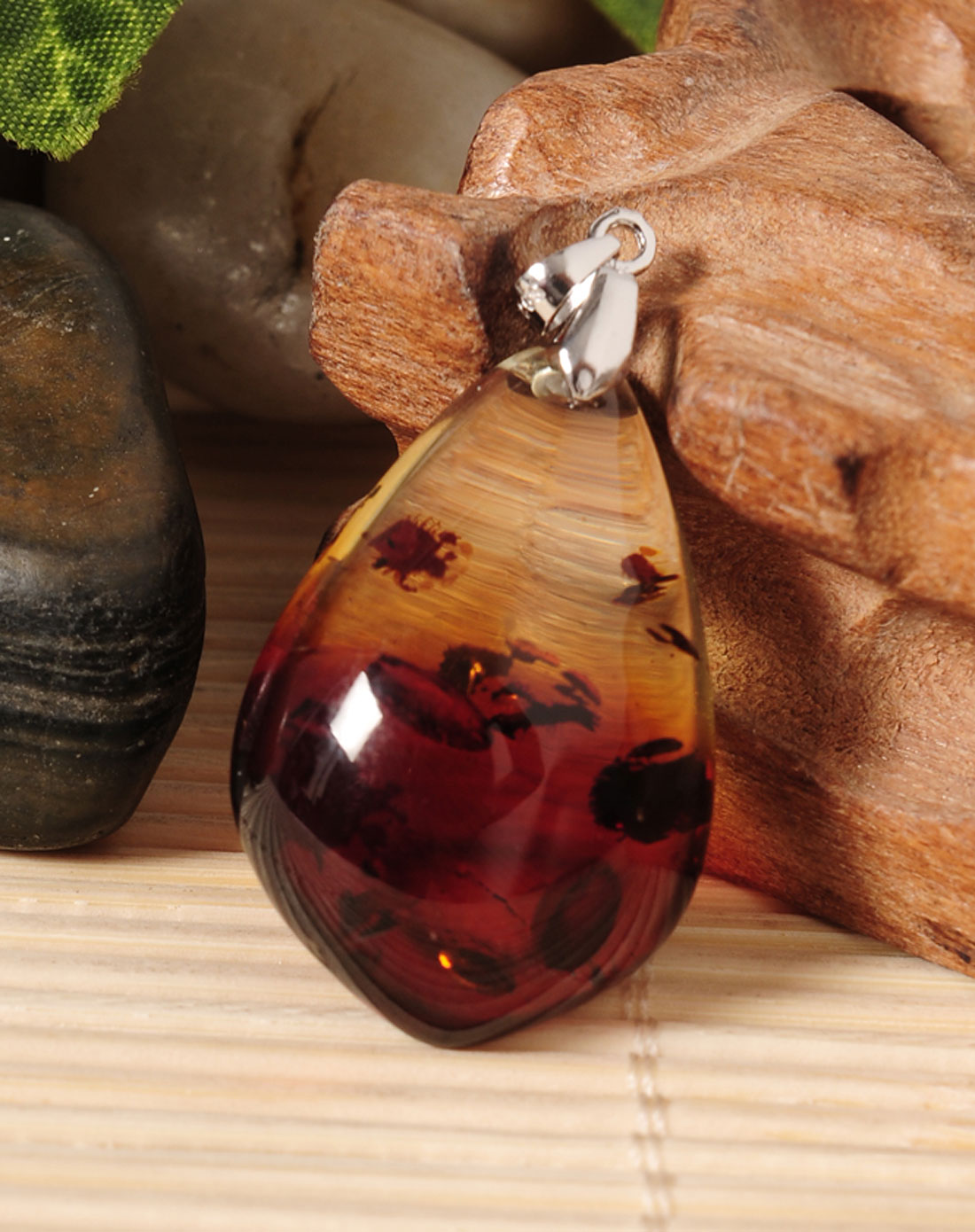 天女散花天然琥珀红花珀水滴吊坠(附珠宝鉴定证书)