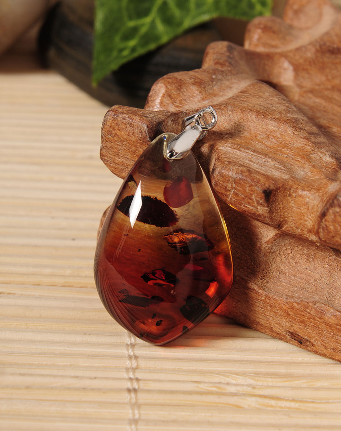 天女散花天然琥珀红花珀水滴吊坠(附珠宝鉴定证书)