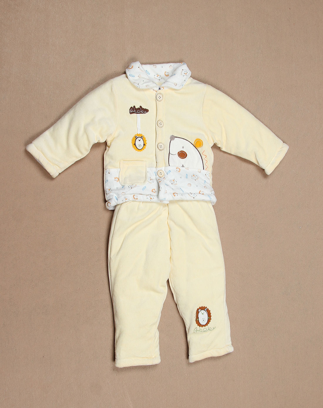 安贝儿 中性黄色可爱绣图长袖两件套