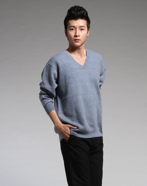 梦特娇montagut贵重专场男款灰蓝色v领格纹长袖针织衫