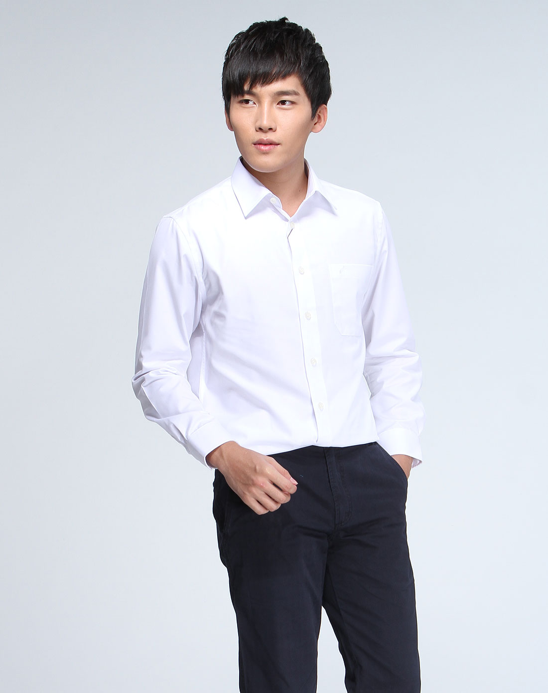 米白色斜纹长袖衬衫