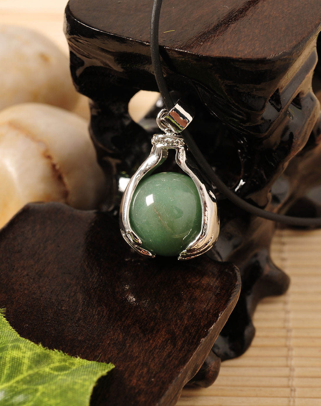中性天然绿东陵石手握吉祥珠吊坠项链