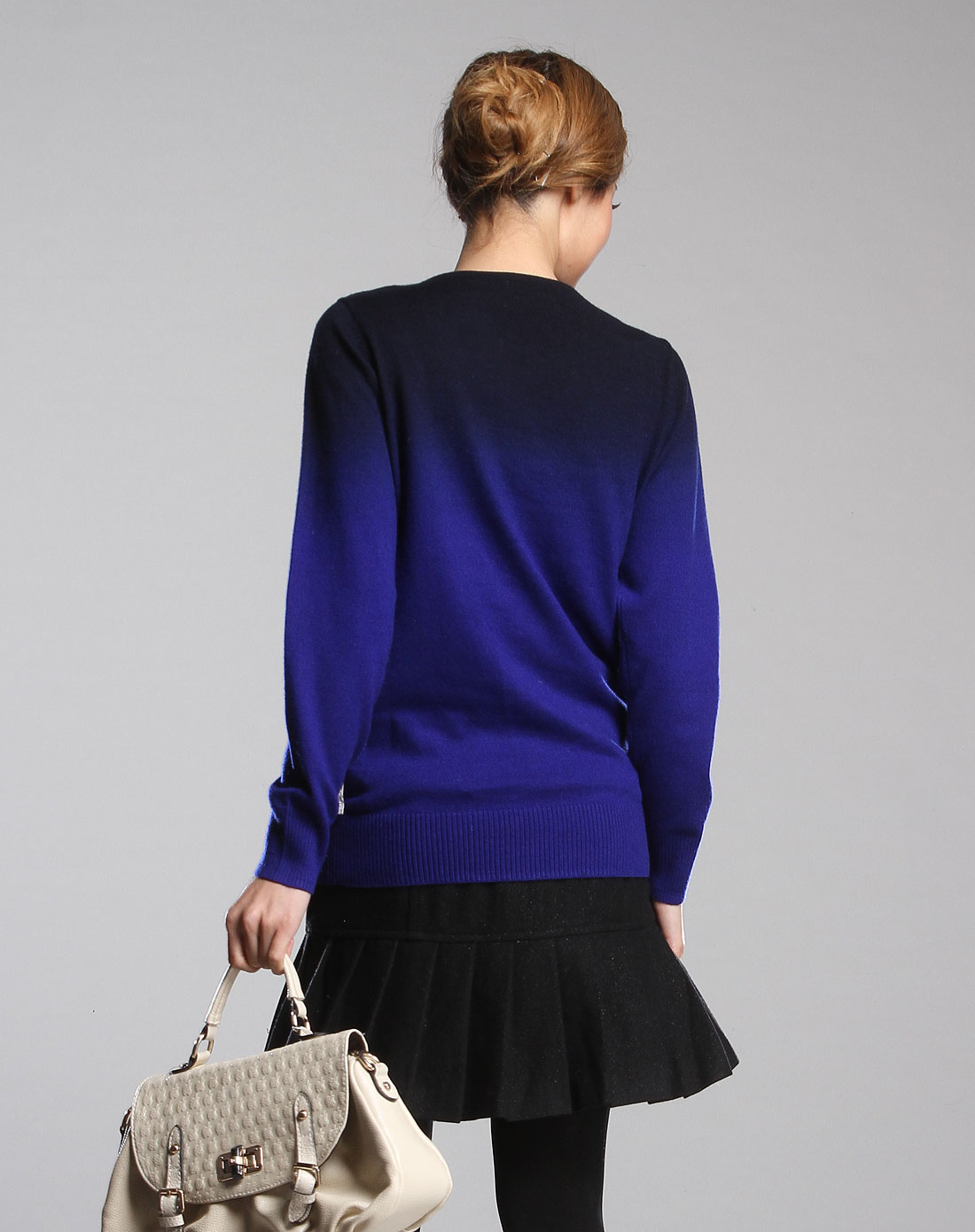 宝蓝色渐变时尚烫珠蝴蝶图案长袖针织衫