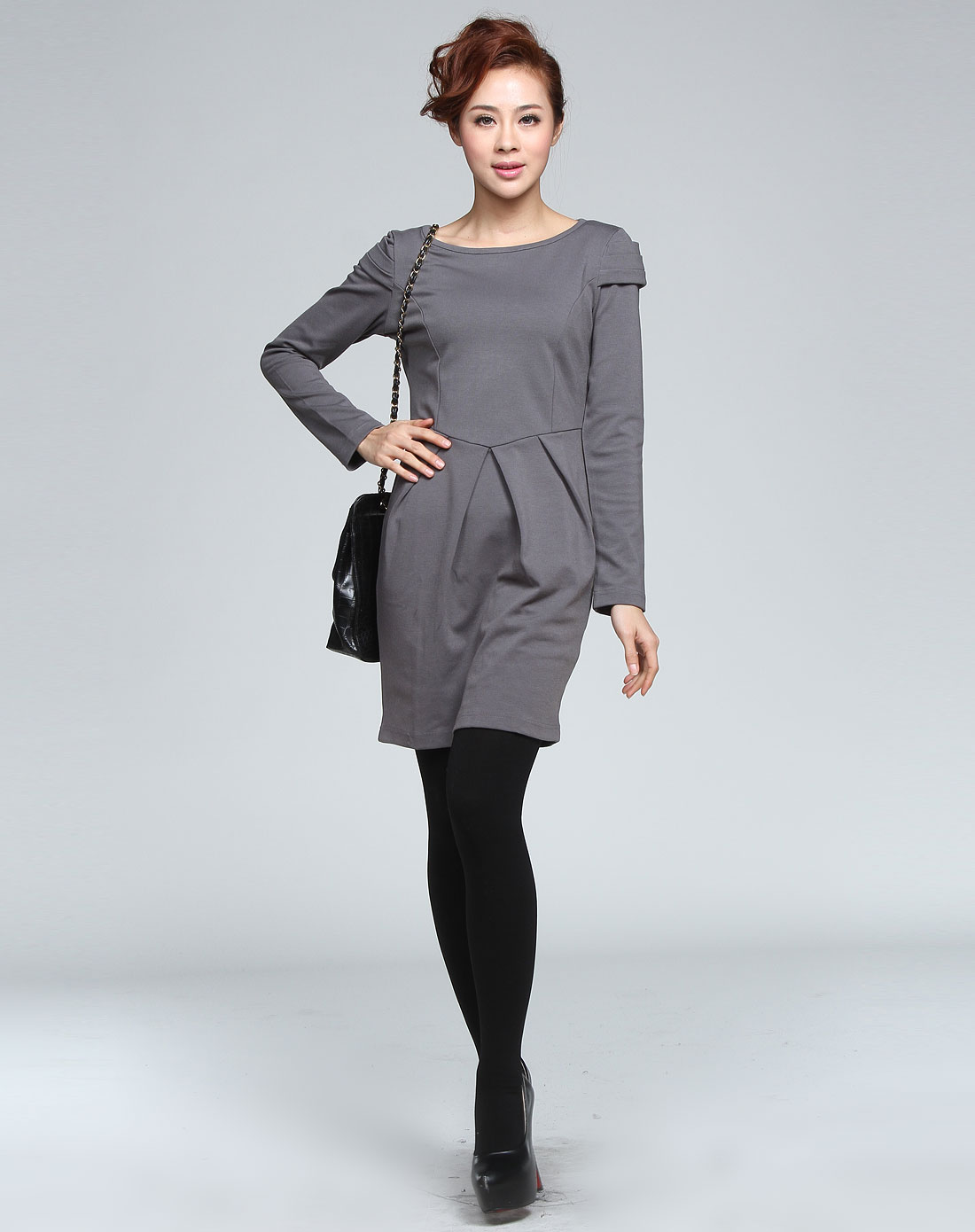 浅灰色时尚长袖连衣裙