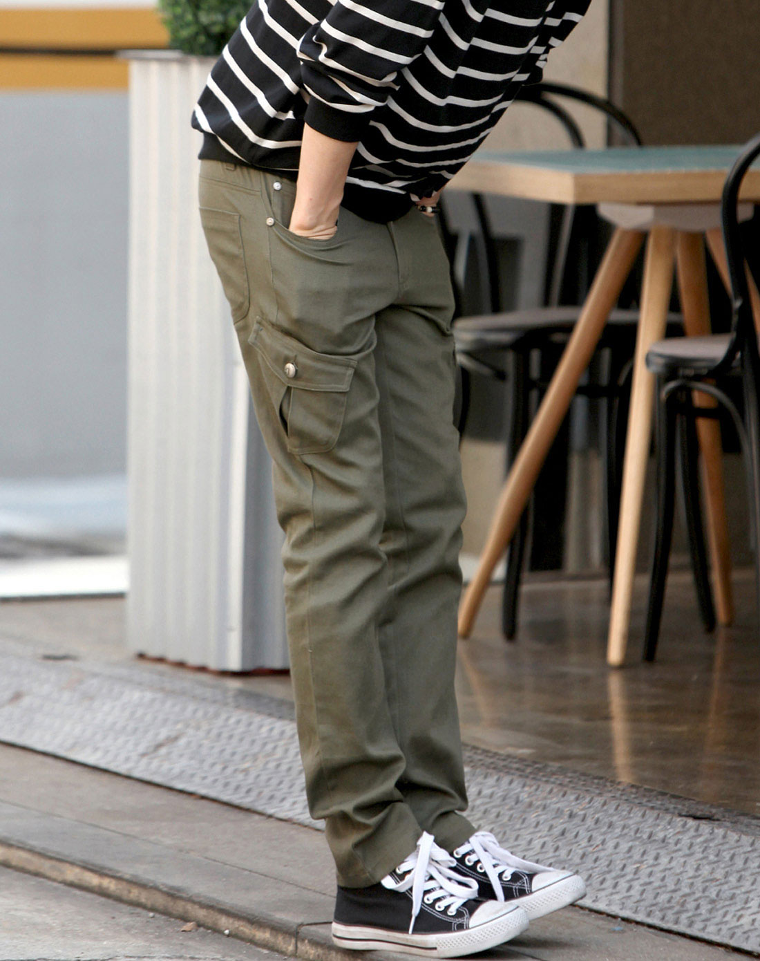 > 男款军绿色直筒纯色休闲裤