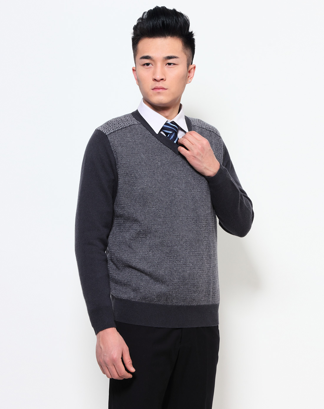 男款100%山羊绒灰色鸡心领羊绒衫