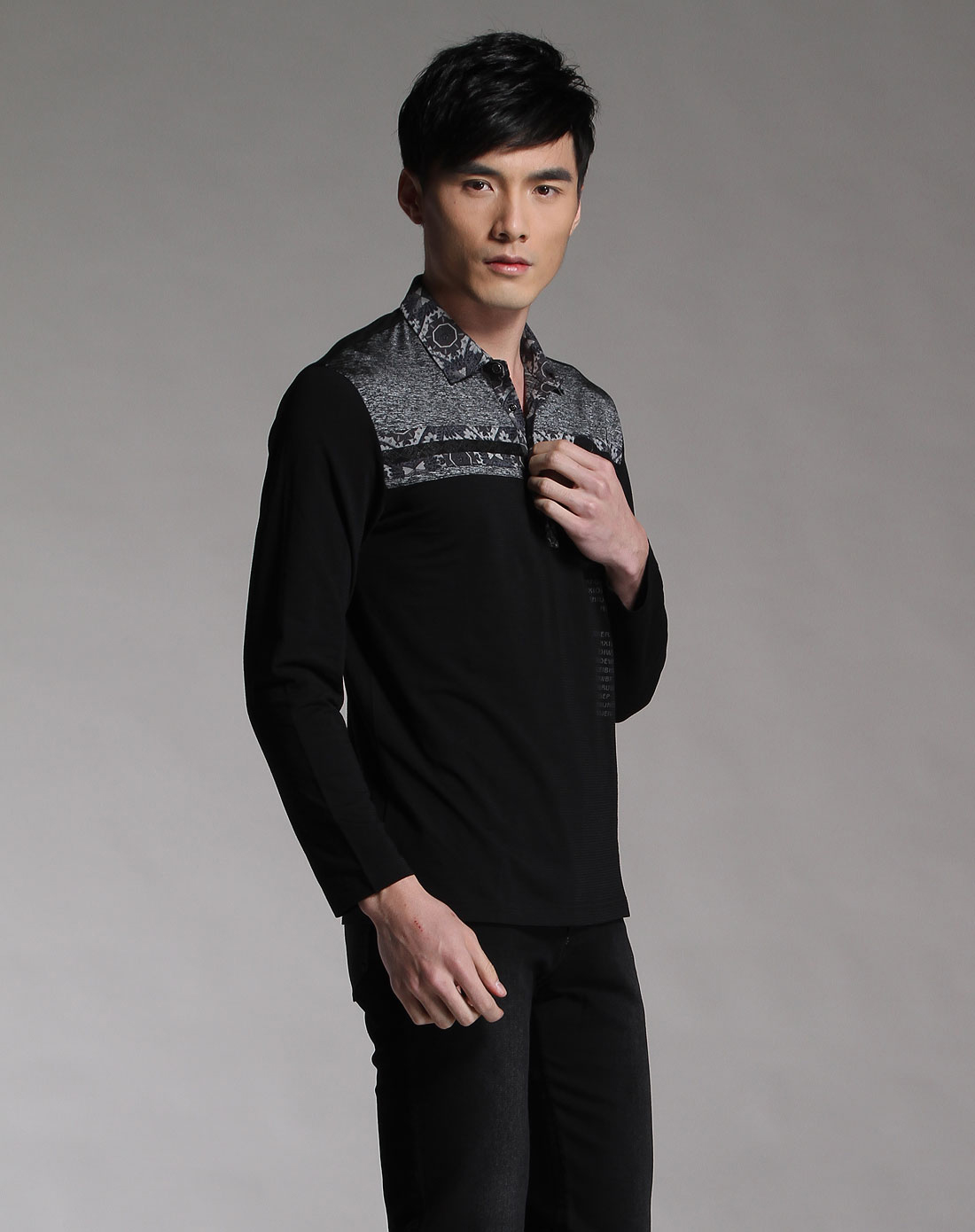 [ 九鹿·王 ] 黑色翻领印花印字长袖t恤