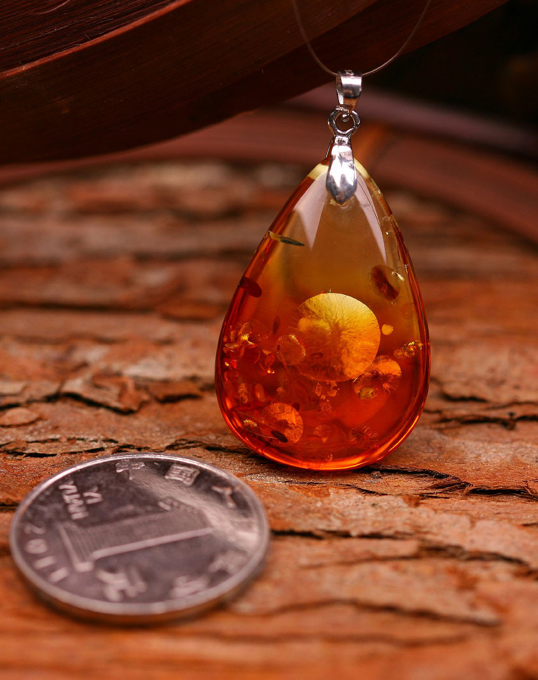 炫丽红花花珀吊坠(附送皮绳)